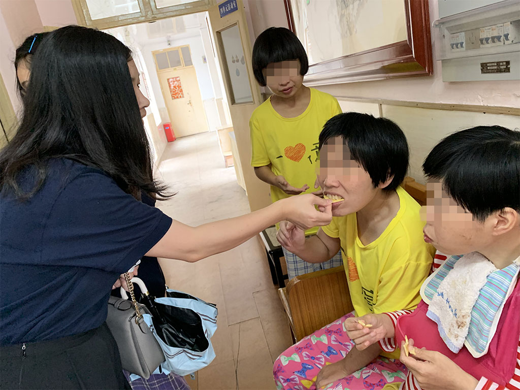 看望上海悅苗殘疾人休養園小朋友