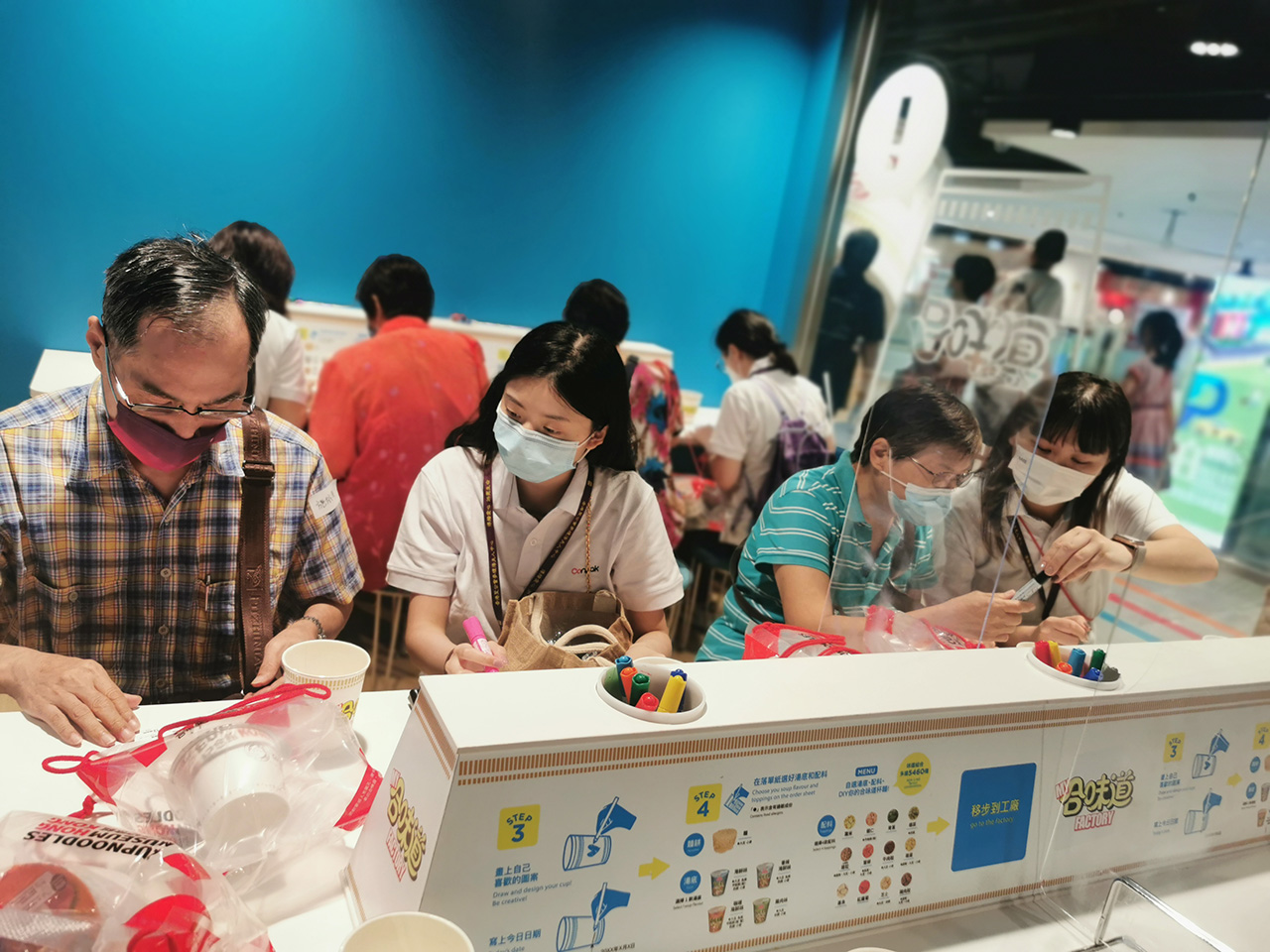 康栢義工與老友記同遊合味道杯麵體驗活動