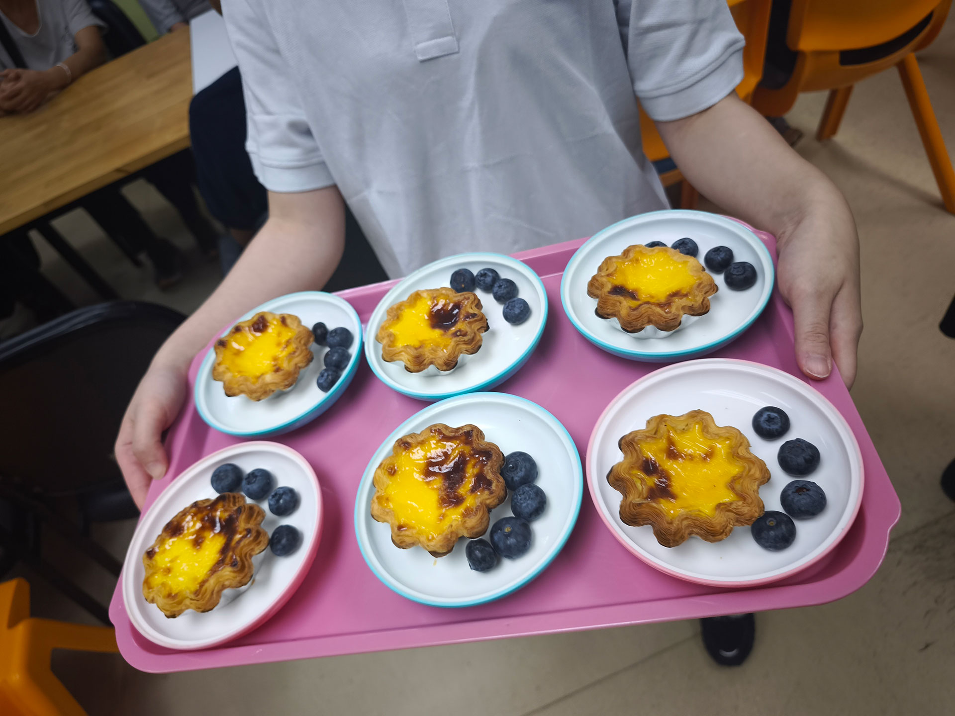 陪同「聖公會麥理浩夫人中心」長者體驗植物拓印