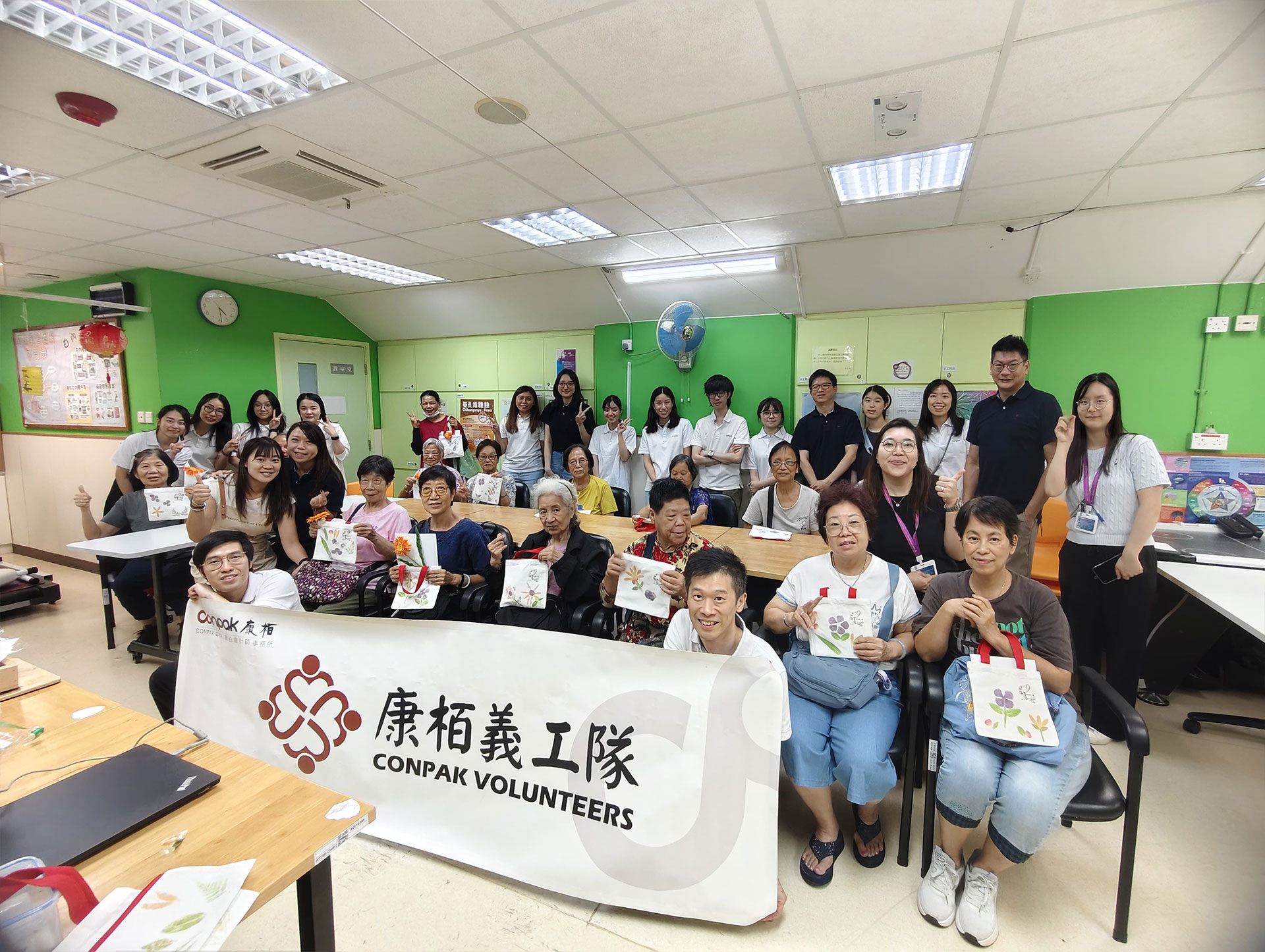 陪同「聖公會麥理浩夫人中心」長者體驗植物拓印